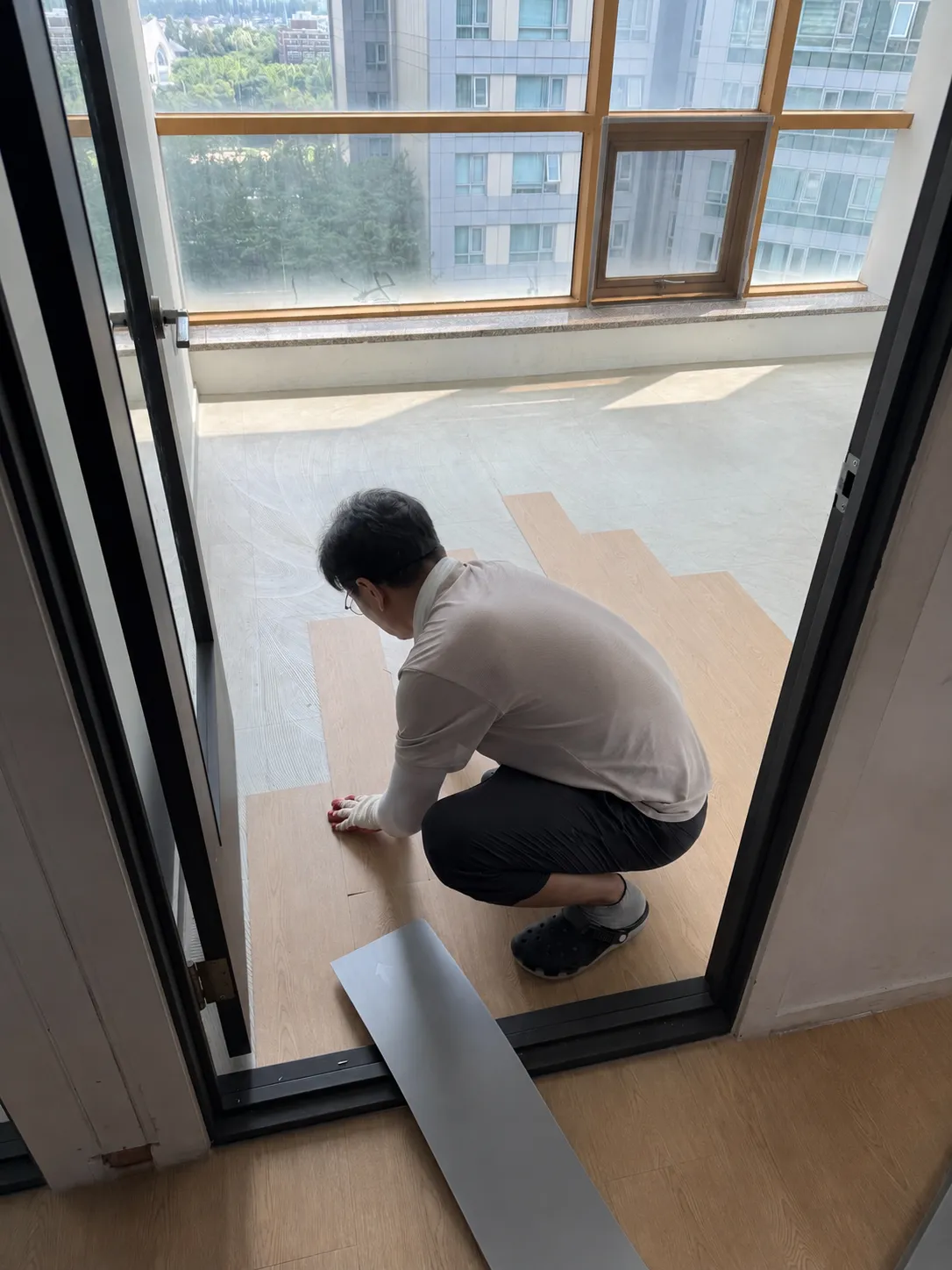 분당 음악학원 발코니 공간에서 새 바닥재를 시공하는 실제 작업 현장